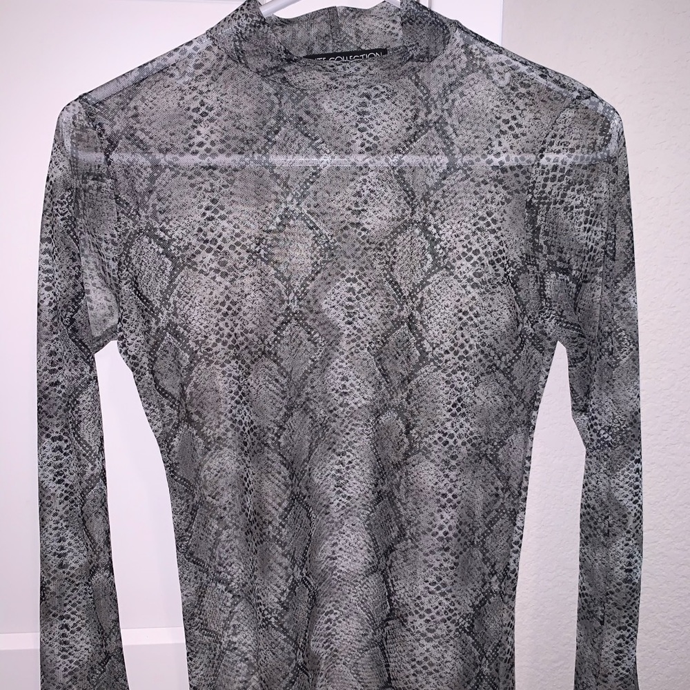 Snake skin mesh turtle neck
